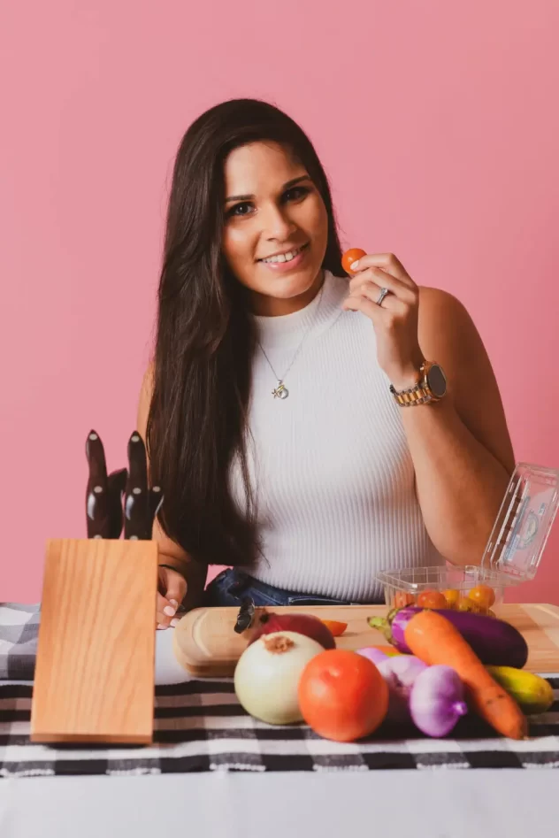 Laida-Cotto-con-una-fruta-en-la-mano-e1636219312214